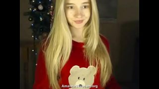 Blondi teen show her little tits